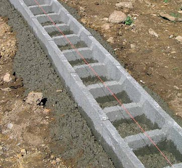 Gjuta platta garage: Inriktning och lod kontrolleras med vattenpass Gjuta platta garage: Inriktning och lod kontrolleras med vattenpass